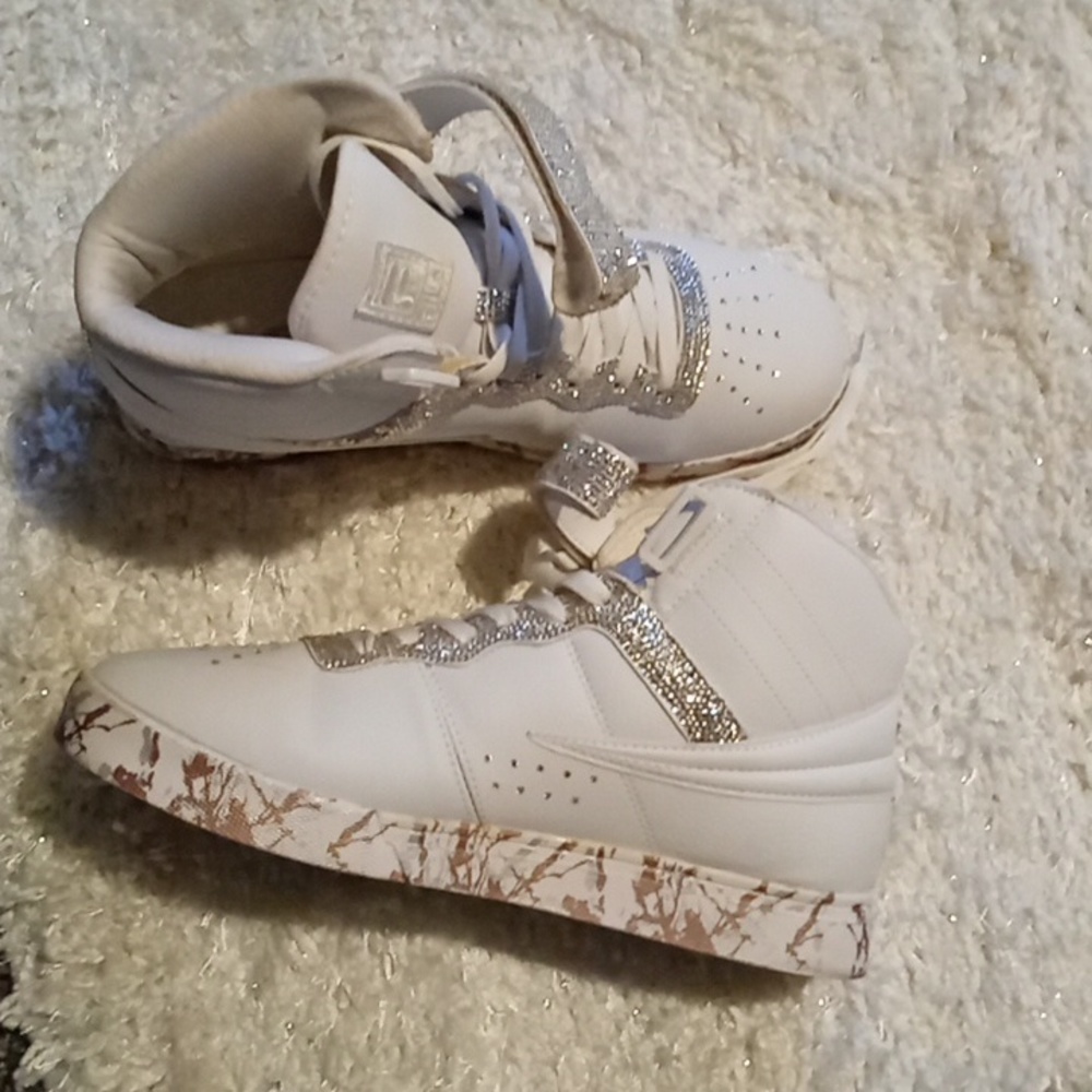 Tennis shoes